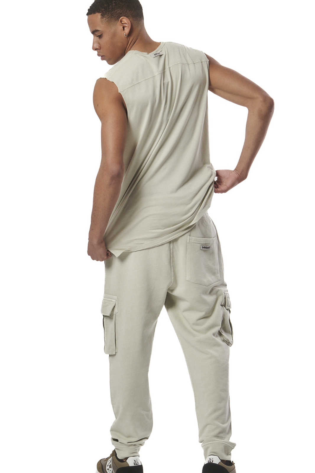 Body Action - MEN'S NATURAL DYE CARGO PANTS - QUIET GREY φωτογραφία